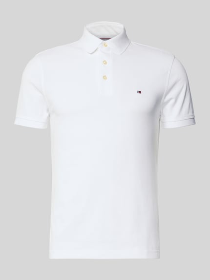 Produktfoto, Slim Fit Poloshirt mit Stretch-Anteil von Tommy Hilfiger aus weißem Baumwoll-Elasthan-Mix, Polokragen, kurze Knopfleiste, kurze Ärmel, Logo-Stickerei, Rückenlänge bei Größe M 69 cm.