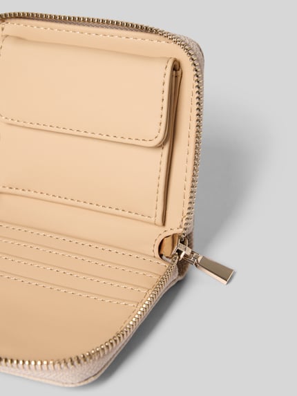Produktfoto, hellbeiges Portemonnaie in Leder-Optik Modell 'Laurel' von Guess mit Reißverschluss, Hauptfach und Logo-Applikation.