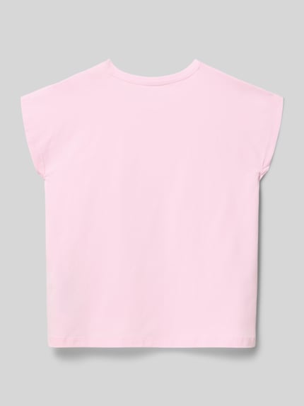 Produktfoto, jasnoróżowe dziecięce T-Shirt z motywem Modell 'BATWING' od Guess, bawełna z domieszką elastanu, krój regular fit, okrągły dekolt, długość tyłu w rozmiarze 116: 43 cm, gładka tekstura