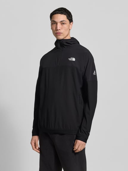 Männermodel trägt zwarte 'Hoodie mit Reißverschluss und Logo' van The North Face, regular fit, met capuchon en rits, voorkant, bovenlichaam close-up