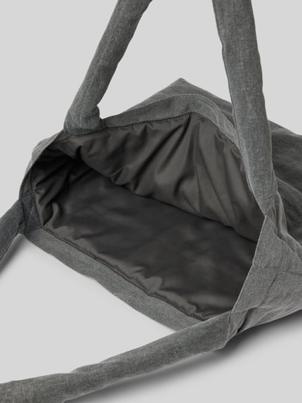 Produktfoto, Tote Bag aus reiner Baumwolle in Denim-Optik von Studio Noos, tkanina stylizowana na denim, detal z logo, szerokość w rozmiarze 1: 60 cm, długość w rozmiarze 1: 42 cm, głębokość w rozmiarze 1: 9 cm, długość paska na ramię w rozmiarze 1: 75 cm, otwarta przegródka, neutralne szarości, miękka tekstura