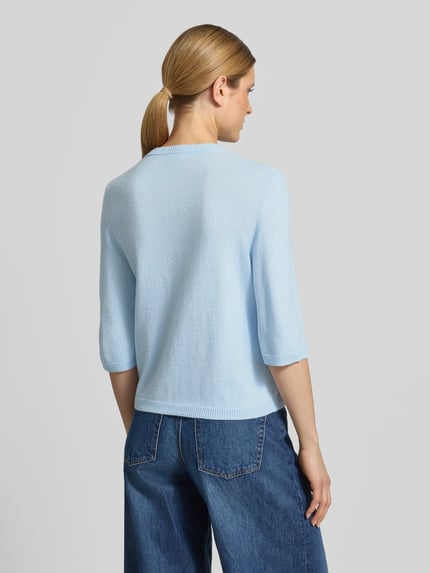 Frauenmodel trägt Regular Fit Strickjacke mit Alpaka-Anteil von s.Oliver RED LABEL, Optik: Unifarben, Feinstrick, Ganzkörperansicht Rückansicht.