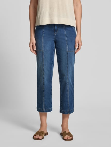 Frauenmodel trägt Jeans in 7/8-Länge Modell 'Liv Wide' von TONI aus Baumwoll-Elasthan-Mix mit Eingrifftaschen, Ganzkörperansicht von vorne. Bundweite bei Größe 36: 36 cm, Innenbeinlänge 66 cm.