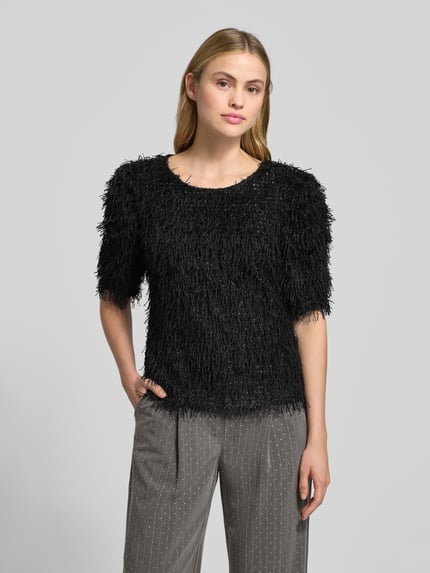 Vrouwenmodel draagt Pullover met Fransen en Rundhalsausschnitt Modell 'MARLIN' van FREE/QUENT in zwart, regular fit, halve mouw, vooraanzicht bovenlichaam.
