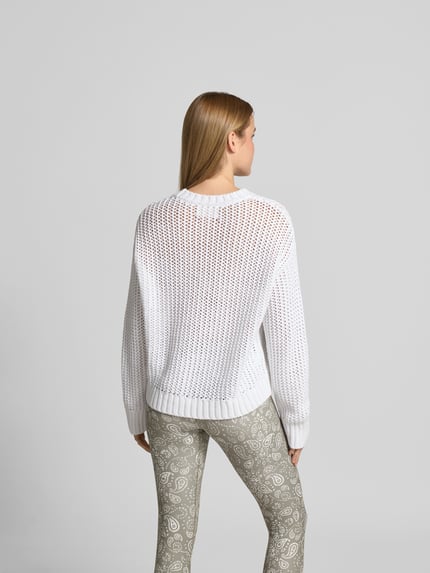 Männermodel trägt Sweatshirt in Loch-Strick-Optik von Juvia aus Baumwoll-Mix, Relaxed Fit, weiß, semitransparent, Ganzkörperansicht Rückansicht