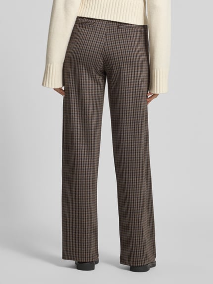 Frauenmodel trägt Regular Fit Stoffhose mit Bundfalten von Soyaconcept, kariertes Allover-Muster, Webware, seitliche Eingrifftaschen, Ganzkörperansicht Rückansicht