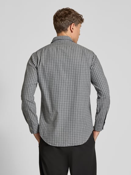 Männermodel trägt Regular Fit Freizeithemd aus reiner Baumwolle von Polo Ralph Lauren, grau gemustert, Ganzkörperansicht Rückansicht.
