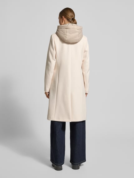 Frauenmodel trägt Mantel mit Kapuze Modell 'MIRA' von Cinque in Creme, Regular-Fit, Eingrifftaschen, Reverskragen, Ganzkörperansicht Rückansicht