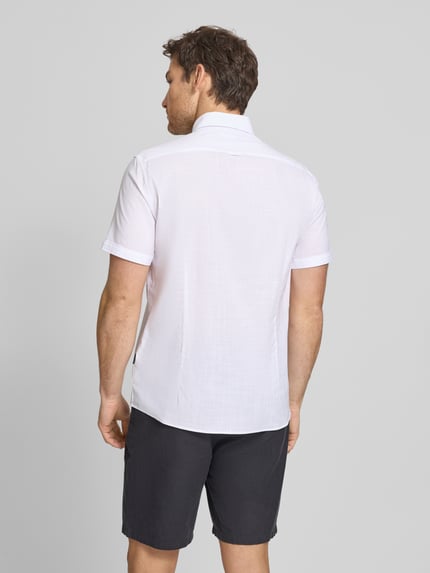 Männermodel trägt Regular Fit Freizeithemd mit Button-Down-Kragen von bugatti in Weiß, Reine Baumwolle, Rückansicht, Rückenlänge 76 cm, Schulterbreite 46 cm, Ärmellänge 24 cm.