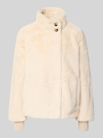 Produktfoto, cremefarbene Jacke aus Kunstfell mit Stehkragen, Knopfverschluss und Eingrifftaschen, Regular Fit von COMMA