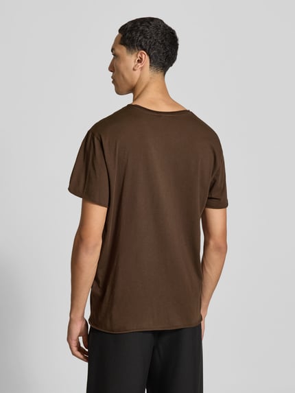 Męski model trägt T-Shirt mit Rollsaum von Filippa K z bawełny, prosty krój, okrągły dekolt, długość tyłu 70 cm, Ganzkörperansicht Rückansicht.