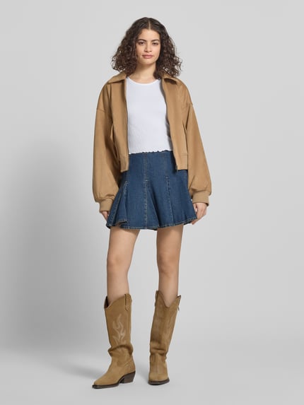 Frauenmodel trägt Slim Fit T-Shirt mit Viskose-Anteil Modell 'EMMA' von Only, Optik: Unifarben, gestreifte Struktur, Kurzarm, Rundhals, Materialverarbeitung: Jacquard Stretch, Material-Mix mit Viskose-Anteil, Ganzkörperansicht von vorne.