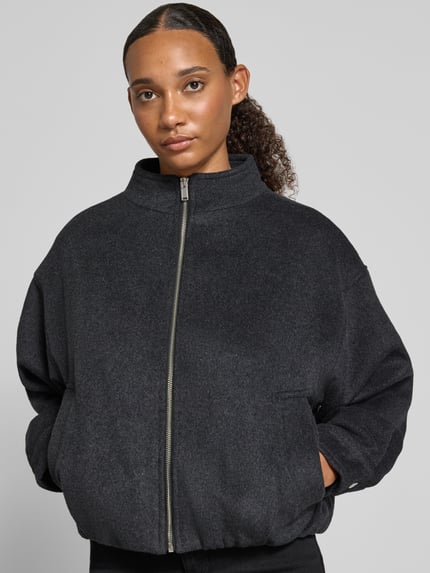 Vrouwenmodel draagt Regular Fit Bomberjacke aus Woll-Mix Modell 'Florine' van Neo Noir, donkergrijs, rits, steekzakken, recht model, wolmix, detailopname bovenlichaam.