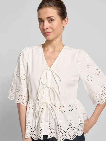 Vrouwenmodel draagt Regular fit dames blouse met ajourwerk, V-hals, halflange mouwen, sierstrik, model 'Cornelia' van YAS, Nahaufnahme Oberkörper.