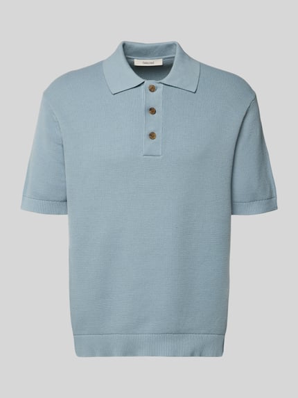 Produktfoto, Relaxed Fit Poloshirt aus reiner Baumwolle Modell 'DANE' von SELECTED HOMME in Hellblau, unifarbene Strickoptik, kurze Knopfleiste, gerippte Abschlüsse, dezentes Label Stitching.