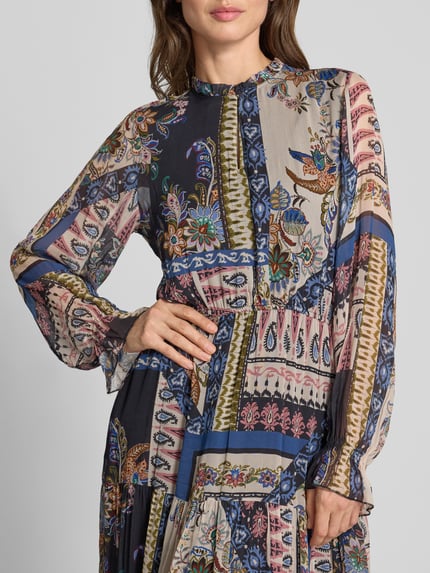 Frauenmodel trägt Midikleid aus Viskose im Allover-Look von Milano Italy mit tailliertem Schnitt und Schlüsselloch-Ausschnitt, Nahaufnahme Oberkörper.
