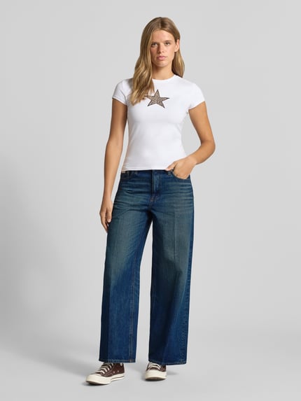 Vrouwenmodel draagt Baggy Jeans uit puur katoen van Calvin Klein Jeans in donkerblauwe katoendenim, effen, losse rechte pijp, voorkant, Ganzkörperansicht von vorne.