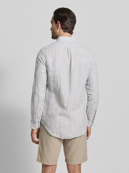 Männermodel trägt Regular Fit Freizeithemd aus reinem Leinen von Polo Ralph Lauren, mehrfarbig, gestreift, Rückenpasse, Ganzkörperansicht Rückansicht.