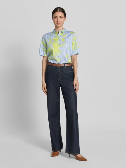 Frauenmodel trägt Bluse mit Hemdblusenkragen und Knopfleiste von Milano Italy, Reine Baumwolle, Regular-Fit, Rückenlänge 65 cm, Ärmellänge 27 cm, Ganzkörperansicht von vorne.