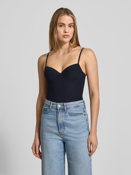 Vrouwenmodel draagt BH-Top met gevoerde, gevormde cups Model 'ALLURE' van Hanro, materiaalmix met stretch, nauwsluitend, verstelbare bandjes, donkerblauw, gladde textuur, Ganzkörperansicht van voren.
