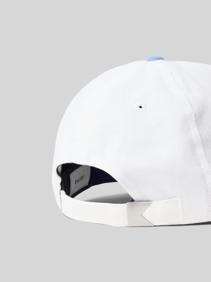 Produktfoto, Basecap aus reiner Baumwolle von RHUDE in Weiß mit verstärktem Schirm, Label-Stitching, Steppnähten, verstellbarem Riegel.