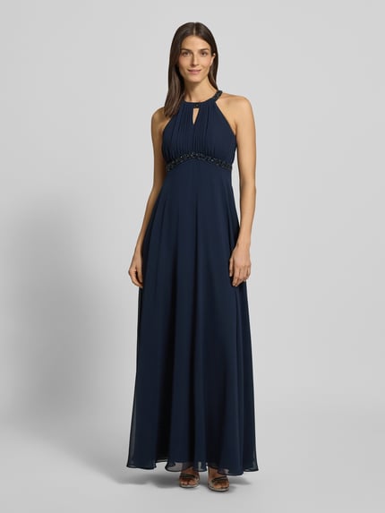 Frauenmodel trägt Regular Fit Abendkleid mit Rückenausschnitt von Jake*s Cocktail, dunkelblau, Ziersteinbesatz, Ganzkörperansicht von vorne.