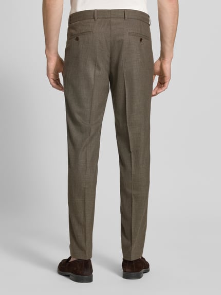 Männermodel trägt Slim Fit Stoffhose mit Woll-Anteil Modell 'Cole' von CG - Club of Gents in Braun, Gesäßtaschen, Ganzkörperansicht Rückansicht. Elastischer-Material-Mix, Bügelfalten, Knopf- und Reißverschluss, Bundweite 47 cm, Innenbeinlänge 70 cm bei Größe 50.
