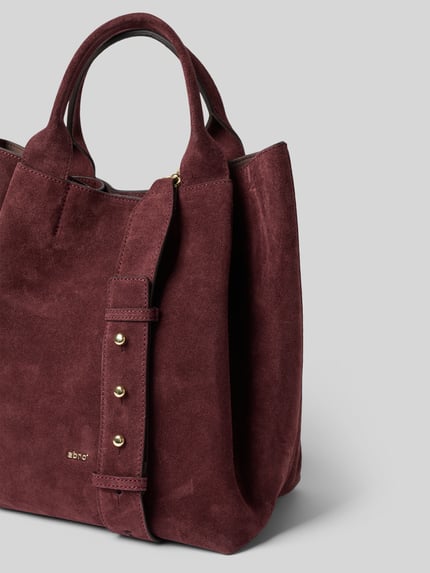 Productfoto, Handtasche aus echtem Leder Modell 'ESSENTIAL' von Abro in bordeauxrood leer met labelprint, afneembare schouderband, korte draagbanden, hoofdvak met magneetsluiting, ritsvak binnenin, 30 cm breed, 35 cm lang, 20 cm diep, schouderbandlengte 100 cm