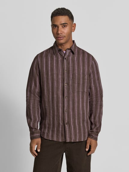 Männermodel trägt Regular Fit Leinenhemd aus reinen Leinen Modell 'Saryan' von Samsøe Samsøe, gestreifte Crinkle-Optik, Ganzkörperansicht von vorne.