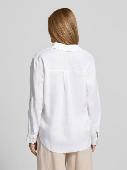 Frauenmodel trägt Regular Fit Leinenbluse mit V-Ausschnitt von Christian Berg Woman in Weiß, mit Hemdblusenkragen, reine Leinen, Rückenlänge 72 cm, Ganzkörperansicht Rückansicht.