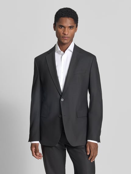 Männermodel trägt donkergrijs Regular Fit Sakko mit Schurwoll-Anteil Modell 'Totti' van CINQUE, reverskraag, klepzakken, 2-knoopsluiting, elastische materiaalmix, geheel vooraanzicht, context: Heren Sakko, ruglengte 75 cm maat 50, schouderbreedte 47 cm, mouwlengte 68 cm.