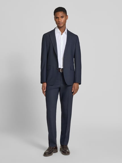Männermodel trägt Regular Fit Businesshemd aus Baumwoll-Mix Modell 'H-JOE-K-SH-C1-262' von BOSS, Optik: Unifarben, Ganzkörperansicht von vorne.