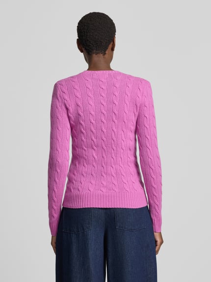 Frauenmodel trägt Regular Fit Pullover aus Woll-Kaschmir-Mix 'JULIANNA' von Polo Ralph Lauren in Pink mit Zopfmuster, Ganzkörperansicht Rückansicht, Damen Langarmshirt.
