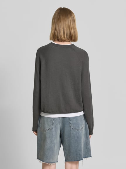 Frauenmodel trägt Relaxed Fit Strickjacke aus Baumwoll-Leinen-Mix von Marc O'Polo, Optik: Unifarben, Passform: Relaxed-Fit, Rundhals, Langarm, Verschluss: Knopfleiste, Material: Baumwoll-Leinen-Mix, gedecktes Grau, glatte Textur, Ganzkörperansicht Rückansicht.