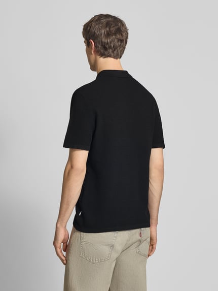 Männermodel trägt Regular Fit Freizeithemd mit Polokragen und Knopfleiste von Jack & Jones in Schwarz, Baumwoll-Mix, Ganzkörperansicht Rückansicht.
