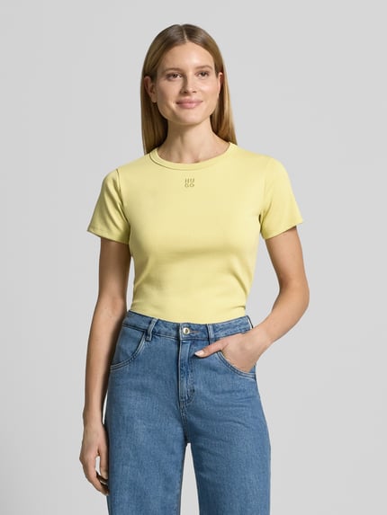 Frauenmodel trägt Regular Fit T-Shirt aus Baumwoll-Mix Modell 'DELORIS' von HUGO in Unifarbe, Rundhals, Kurzarm, Vorderansicht.