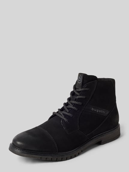 Produktfoto, schwarze Boots aus Leder mit Reißverschluss Modell 'Caj' von bugatti, glatte und matte Texturen, abgerundete Spitze, seitlicher Schriftzug, klare Linien, Größe, Absatz- und Schafthöhenangaben sichtbar