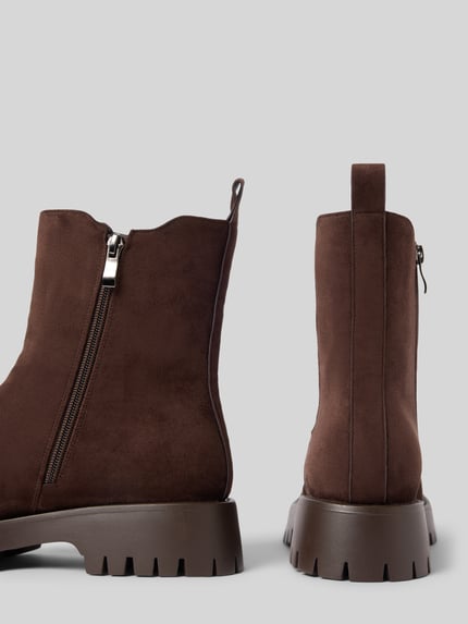 Produktfoto, Chelsea Boots in Wildleder-Optik von BIANCO, braun, abgerundete Form, Profilsohle, elastischer Einsatz, Reißverschluss, Halteschlaufe, Absatzhöhe 4 cm, Schafthöhe 17 cm, Schaftweite 12 cm, rau strukturierte Oberfläche