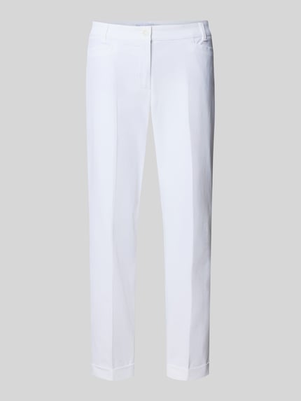 Produktfoto, weiße Damen Chino aus Techno Cotton Superstretch Modell 'UTE' von Raffaello Rossi, Bügelfalten, verkürzter Straight Fit, strukturierte, glatte Oberfläche, Eingriff- und Gesäßtaschen, Gürtelschlaufen, Knopf- und Reißverschluss, fixierte Beinumschläge, zeigt elastischen Materialmix mit Baumwoll-Anteil.
