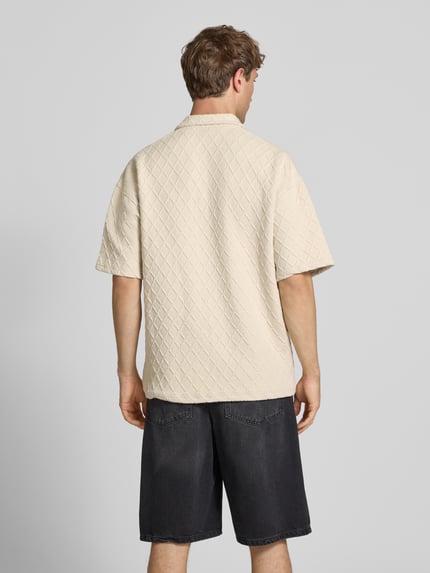 Männermodel trägt Modern Fit Freizeithemd mit Logo-Stitching Modell 'Jovren' von Pegador, Strukturmuster, Rückansicht, Ganzkörperansicht