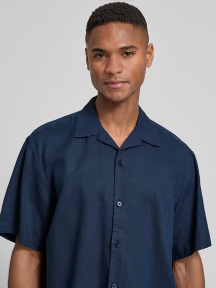 Männermodel trägt Relaxed Fit Freizeithemd aus Leinen-Baumwoll-Mix Modell 'RLXCLAY' von HUGO, Optik: Unifarben, strukturiert, Nahaufnahme Oberkörper.