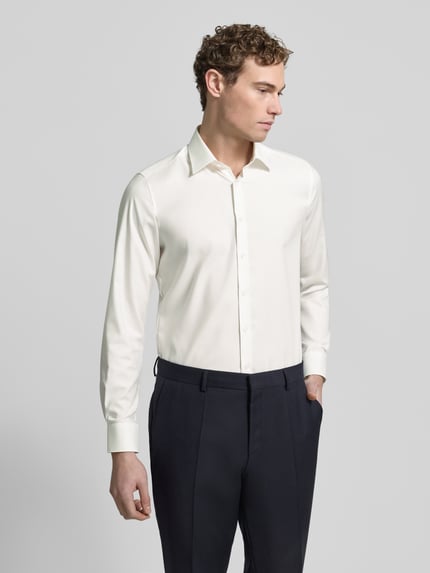 Männermodel trägt Slim Fit Businesshemd in Premiumqualität von OLYMP, Optik: Unifarben, Baumwoll-Mix, Kentkragen, Ganzkörperansicht von vorne.
