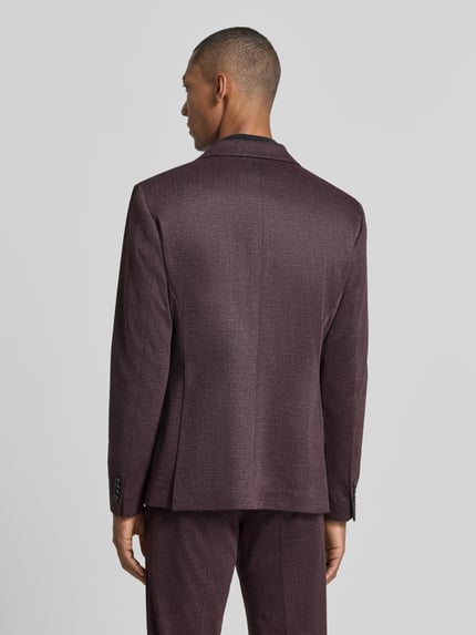 Męski model nosi marynarkę Slim Fit Sakko mit Lyocell-Anteil Modell 'Nick' von Zuitable, Mieszanka materiałów, kołnierz z połami, brustasza i kieszenie z patką, listwa guzikowa, wbudowana poszetka, długość tyłu w rozmiarze 50: 73 cm, szerokość ramion w rozmiarze 50: 41 cm, długość rękawów w rozmiarze 50: 68 cm, widoczna struktura materiału, odcień bordowy, tekstura gładka, całkowity widok z tyłu.