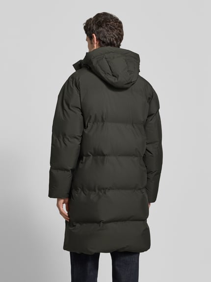 Männermodel trägt Regular Fit Steppmantel mit Eingrifftaschen von Lindbergh, dunkelgrün, mittellang, verdeckter Reißverschluss, Ganzkörperansicht Rückansicht