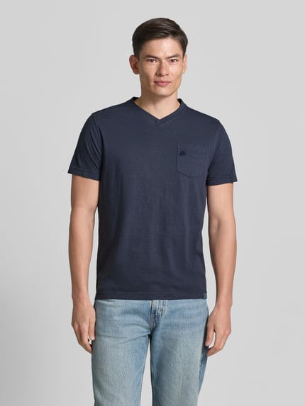 Männermodel trägt Regular Fit T-Shirt mit V-Ausschnitt von Lerros in Dunkelblau, Reine Baumwolle, Brusttasche, Logo-Stitching, Ganzkörperansicht von vorne. Rückenlänge bei Größe M: 68 cm.
