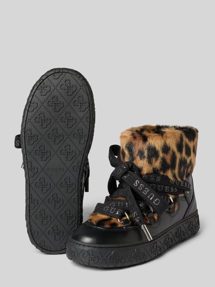 Produktfoto, Schnürschuhe met logo-detail model 'Uneek' van Guess, zwarte kleur, kunstbont met luipaardprint, ronde pasvorm, geprofileerde zool, zoolhoogte 4 cm, schachthoogte 14 cm, schachtwijdte 14 cm