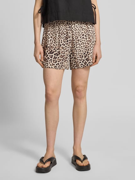 Frauenmodel trägt Shorts aus Viskose mit elastischem Bund von Jake*s Casual, Allover-Leo-Print, Regular Fit, Nahaufnahme Oberschenkel.