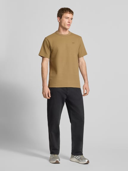 Männermodel trägt Regular Fit T-Shirt mit Strukturmuster von G-Star Raw, Rundhalsausschnitt, Logo, Herren T-Shirt, Ganzkörperansicht von vorne. Rückenlänge bei Größe M: 71 cm.