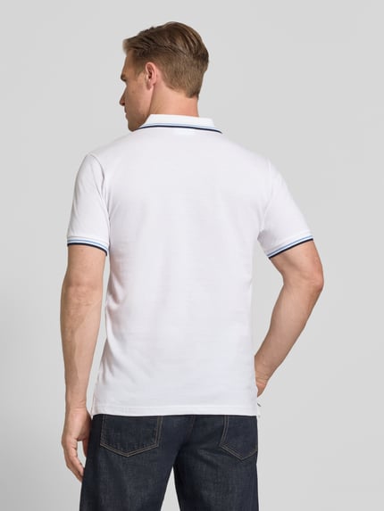 Mannenmodel draagt Relaxed Fit Poloshirt met Kontraststrepen van Lindbergh, witte katoen, blauwe details, label-stitching, achterkant, volledige lichaamsaanzicht rugaanzicht.