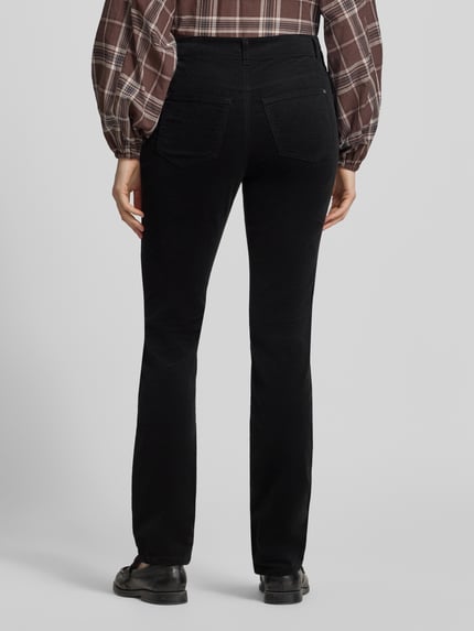 Kobiece model nosi Slim Fit Stoffhose aus elastischem Baumwoll-Mix von Christian Berg Woman, czarne, 5 kieszeni, szlufki na pasek, zapięcie na guzik i zamek błyskawiczny, długość wewnętrzna nogawki 82 cm, szerokość w rozmiarze 36/32: 38 cm, mieszanka bawełny, widok całego ciała z tyłu.